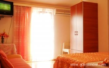 IZNAJMLJUJEM APARTMANE I SOBE U IGALU, private accommodation in city Igalo, Montenegro